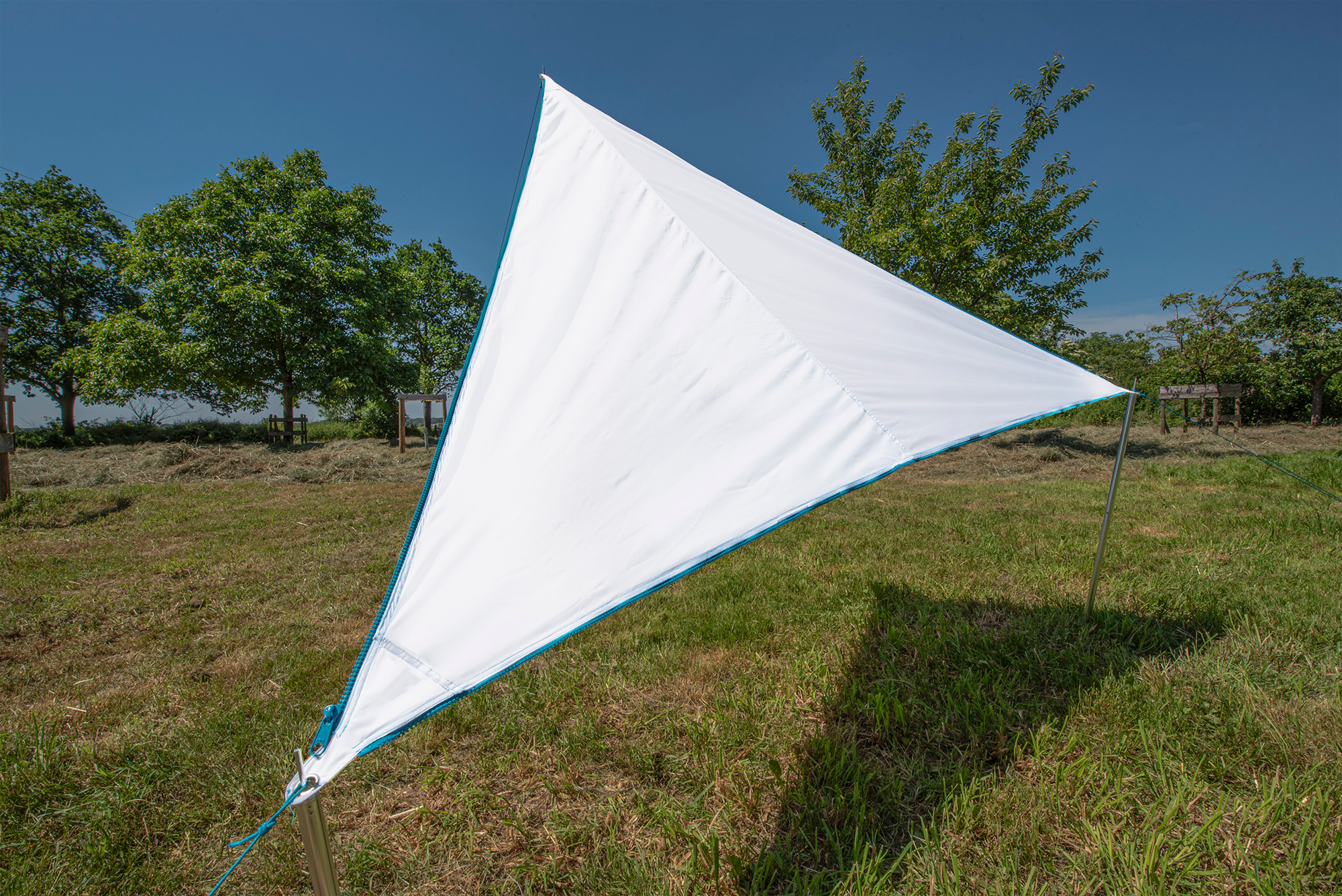 Bent Zip-Canvas Sonnensegel Weiß/RV Hellblau - Pavillons & Tarps