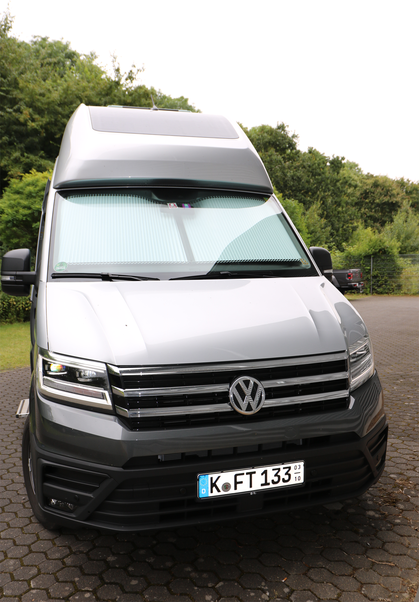 Remis Fahrerhausverdunkelung REMIfront vertikales System für den MAN TGE / VW Crafter ohne Ablagefach oben ab 2017