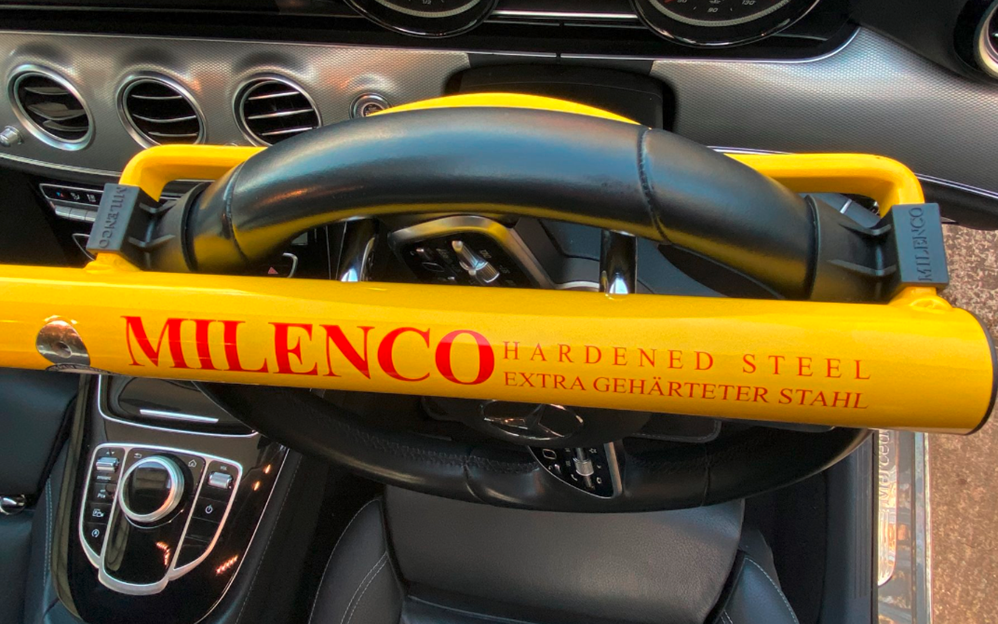 Milenco Hochsicherheits-Lenkradschloss High Security Steering Wheel Lock + Yellow with Pad and