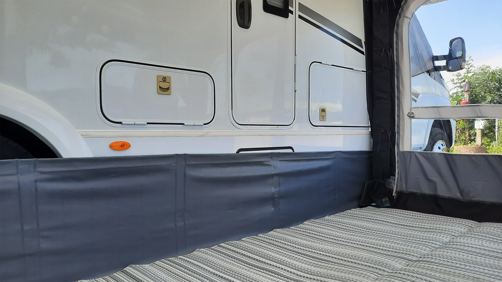 Mobil Safe Zugluftstopper freistehende Premium-Zugluftschutzfolie 5,25 x 0,70 Meter inkl. 9 Stellfüßen - Bodenschürzen von Mobil-Safe