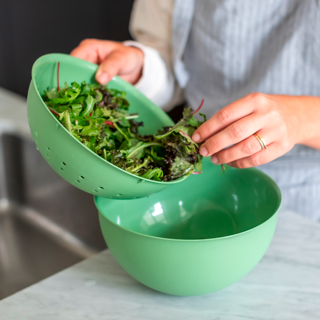Koziol Palsby M Schüssel mit Gießkante 2 Liter nature leaf green - Schüsseln & Schalen