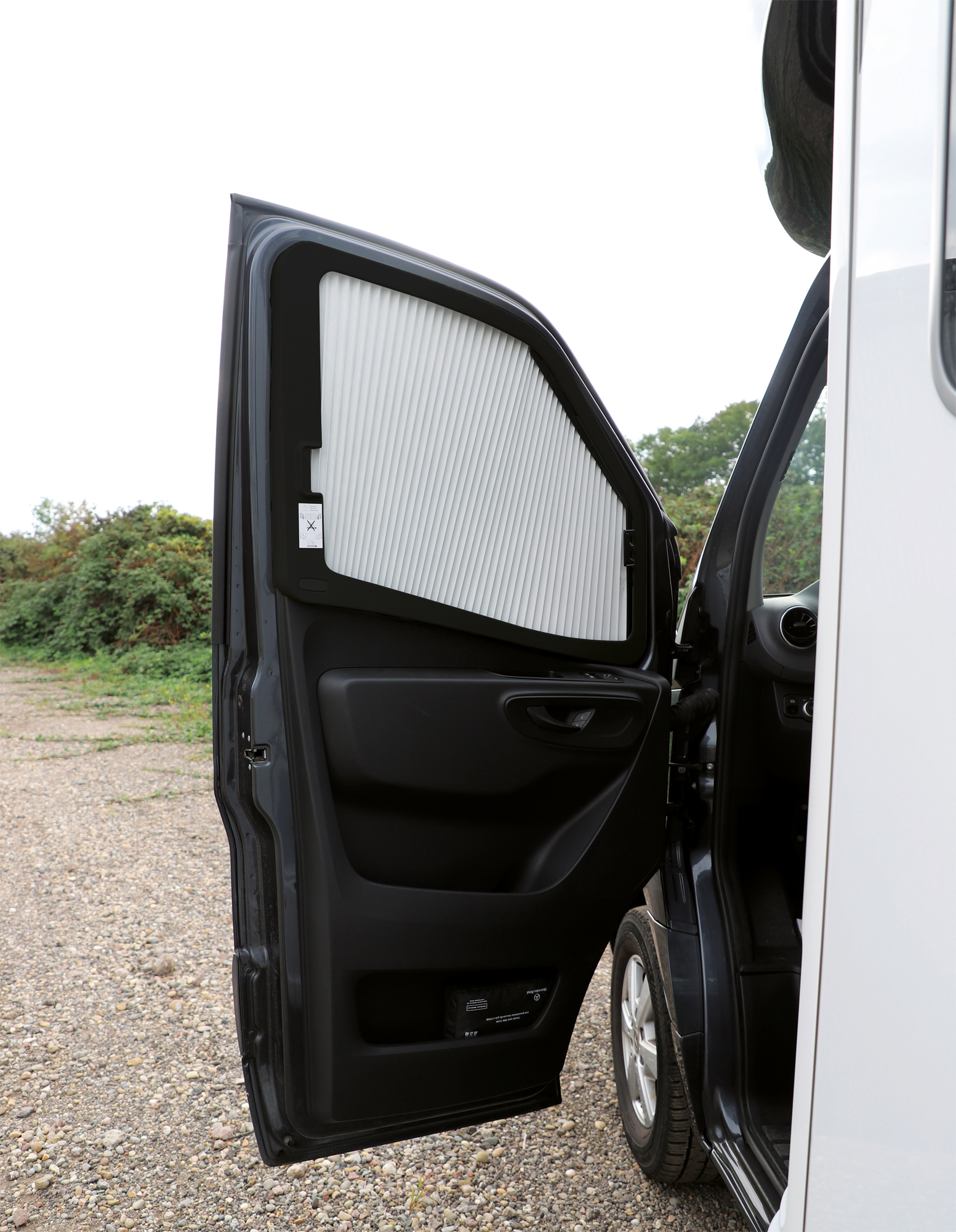 Remis Remifront Fahrerhausverdunkelung Mercedes-Benz Sprinter VS30 ab 2018 schwarz Sensorpaket